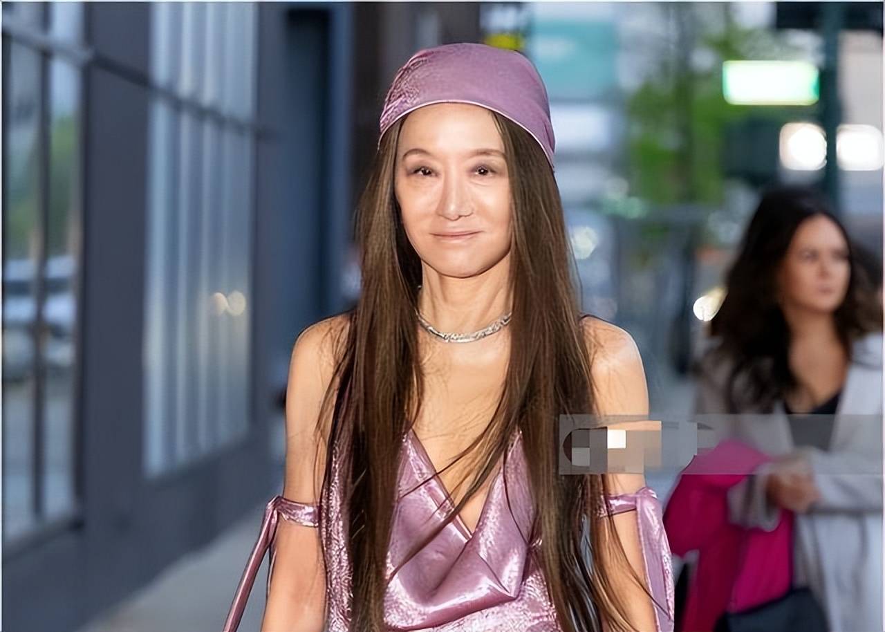 黑长直作为王薇薇最具代表性的发型,如今显然也不太