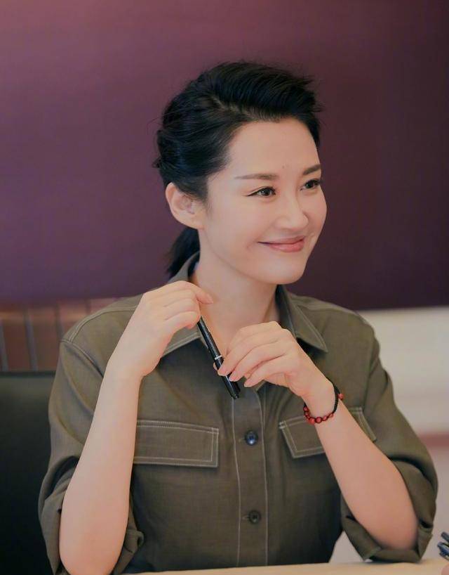 许晴素颜自拍似"冻龄",51岁未婚仍然期待爱情,一笑梨涡都醉了_状态_因