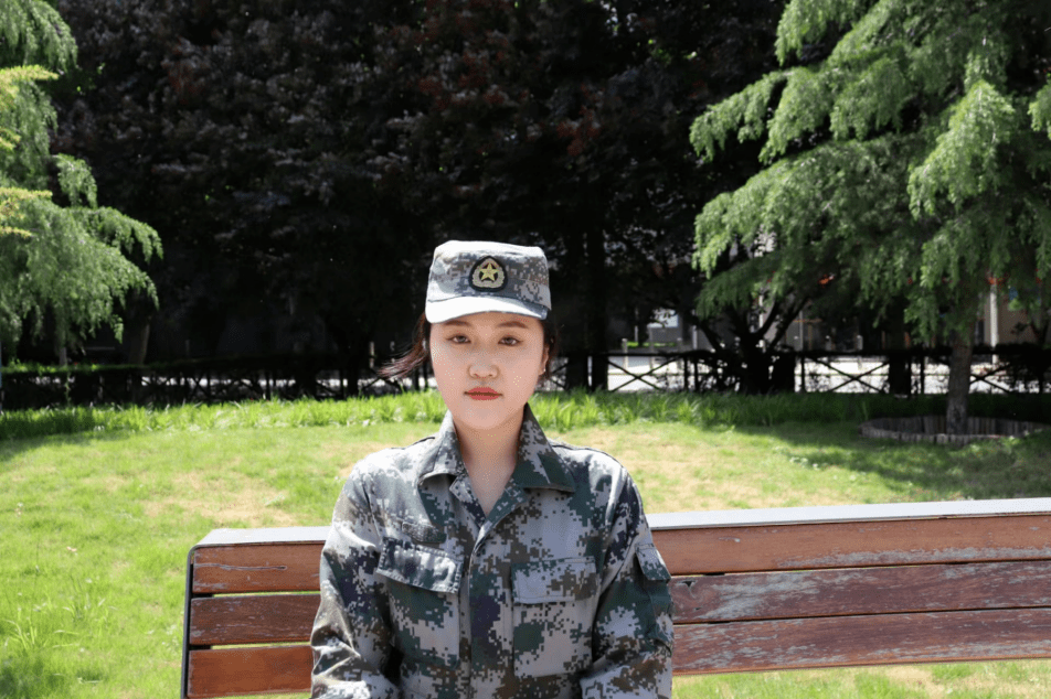 在校表现张文娜在叠被子在校期间表现优异,坚持退伍不褪色