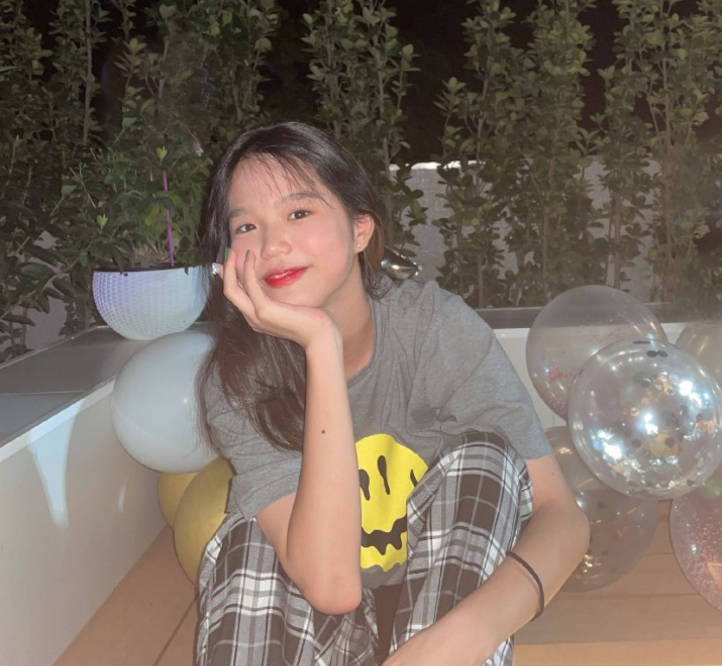 钟丽缇的二女儿好成熟，14岁涂红唇化淡妆，穿衣品味不输明星妈_t恤_张思捷_look