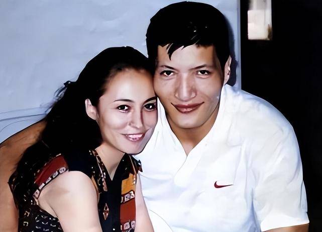 和姚明,王治郅一样,因为出色的身高和球技,球员时期的巴特尔的感情