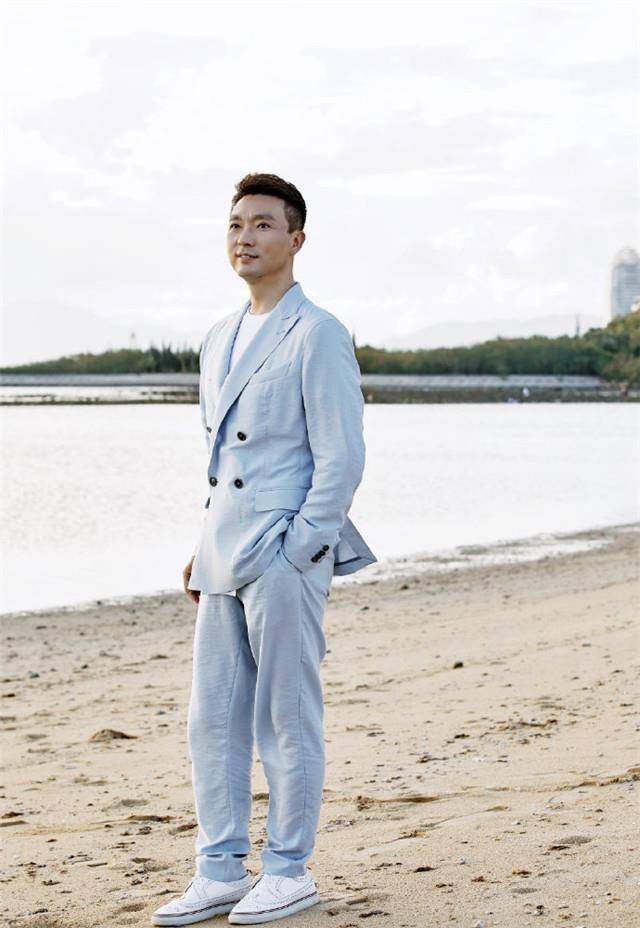 原创电视主持人康辉写真大片曝光浅蓝色西装出镜风格大变帅气满满