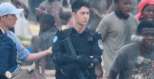 身穿制服气质大变,扛着枪太迷人_维和_防暴队_张哲瀚