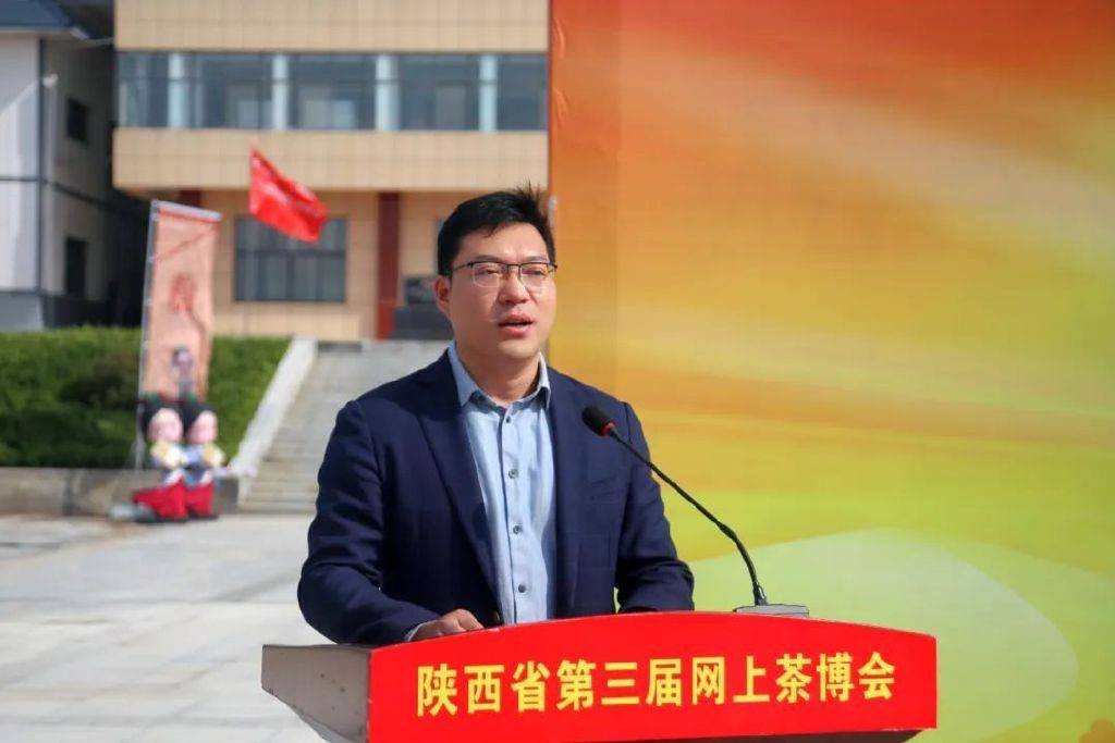 宣传信息中心主任程晓东介绍活动泾阳县政府副县长崔巍共饮茯茶之水