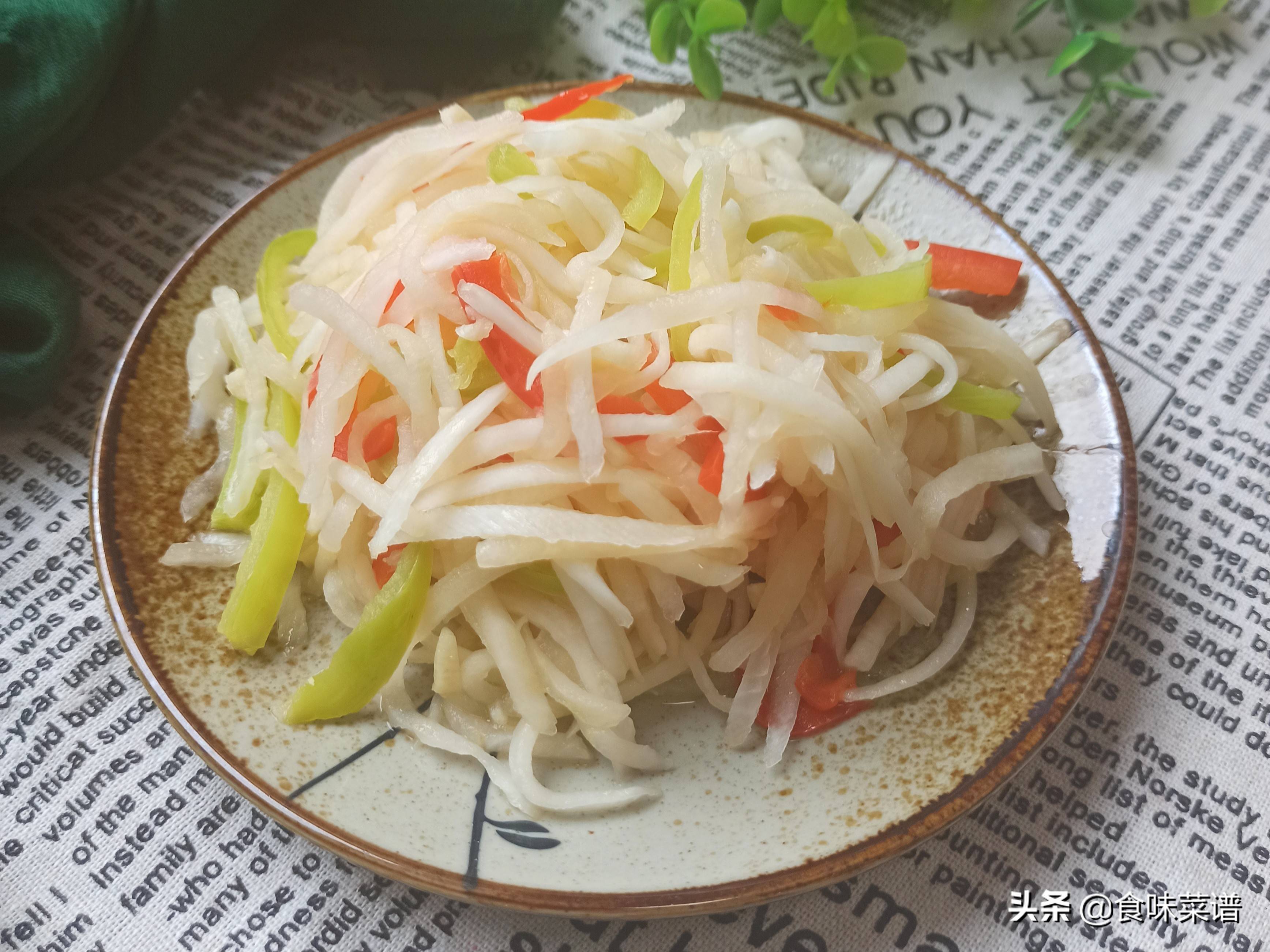 清炒萝卜丝食材:白萝卜,青红椒各半个,大蒜,白砂糖,食盐,具体做法:1