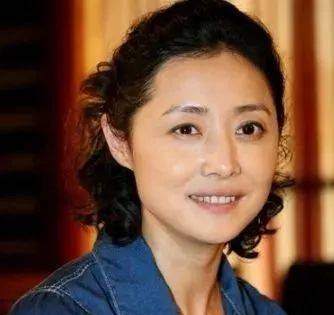 第一任丈夫離婚後,與他人結婚,生下兒子張若昀.目前,劉蓓在他的身後.