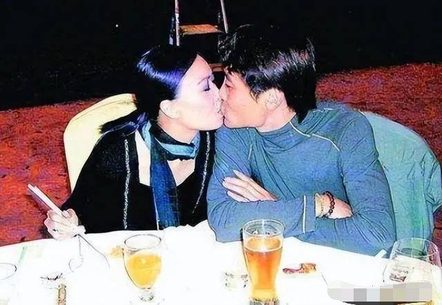 原创2004年那英和高峰未婚生子刚满月情人就找上门来