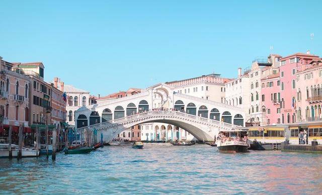 在威尼斯有400多座桥，通往市中心的里亚托桥是最为著名的