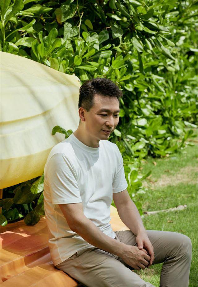 电视主持人康辉写真大片曝光,浅蓝色西装出镜,风格大变帅气满满_生活