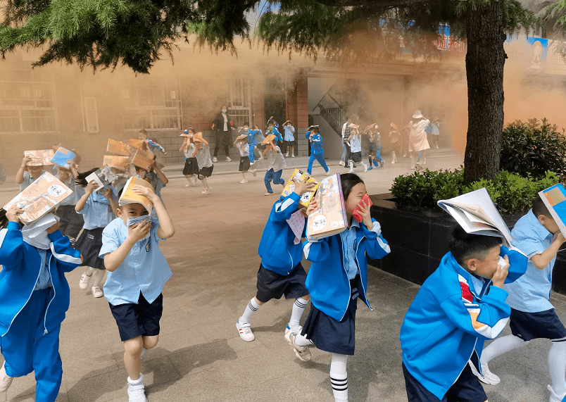 临潼区:华清小学开展防震防火防灾安全演练