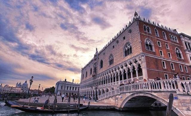 走进总督宫内部，你可以明显感受到，威尼斯公国的荣耀与富足