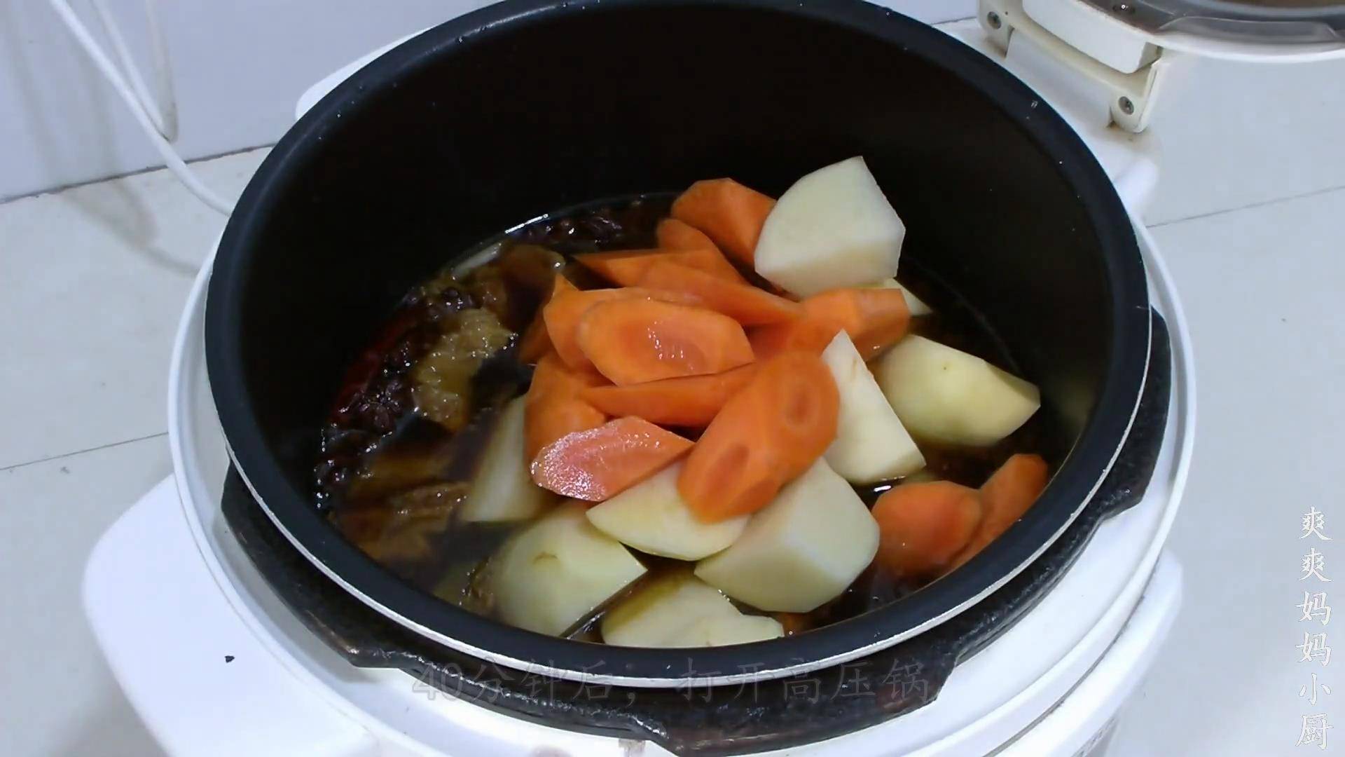 土豆胡蘿蔔燉牛肉家常簡單做法,好吃又營養,上桌後連湯都不剩_高壓鍋