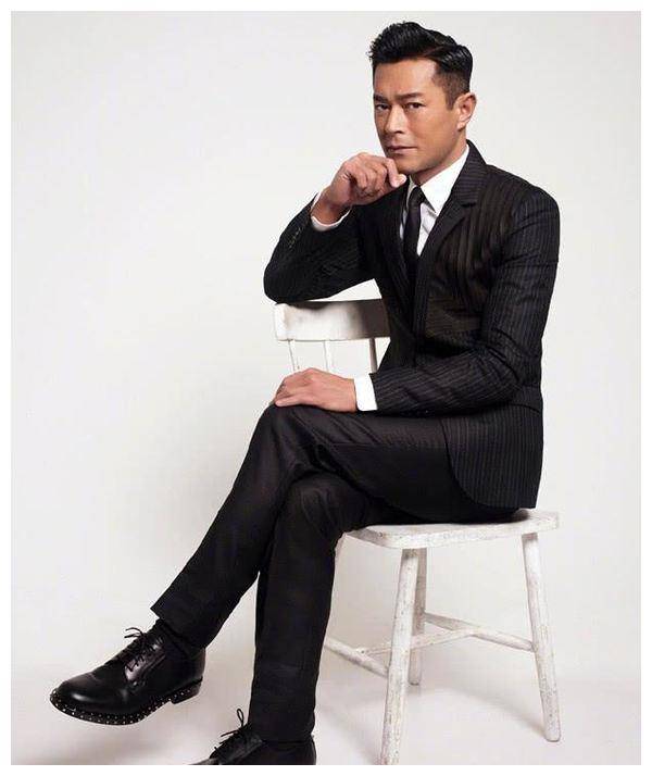 不愧是真男神!古天乐穿皮衣搭红色高领针织衫,49岁潮成小鲜肉