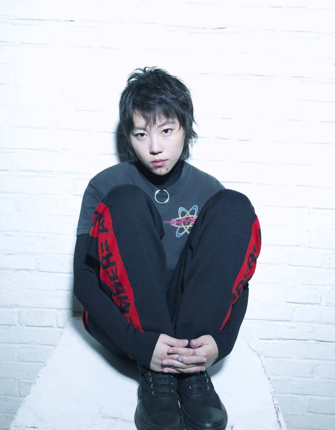 她仍旧在做自己想做的音乐,到《gsg mixtape》,作为音乐人的窦靖童