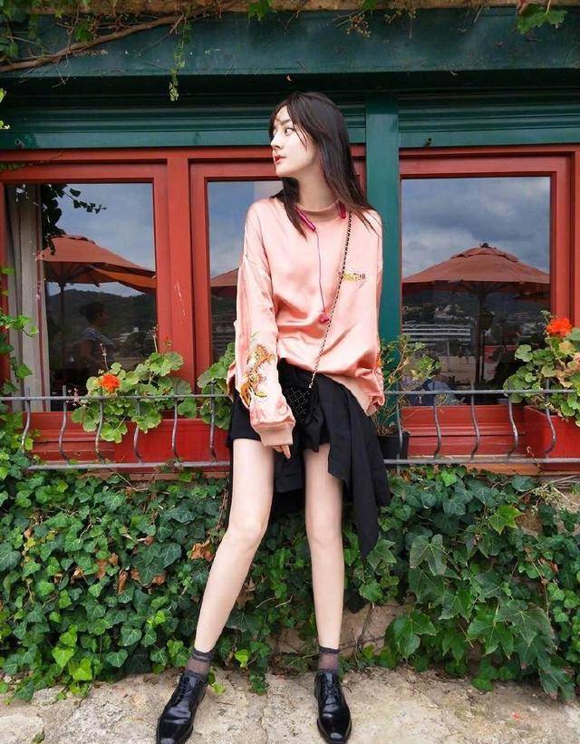 迪丽热巴新写真美霸天,每一张都可以做屏保_照片_显得_姿势