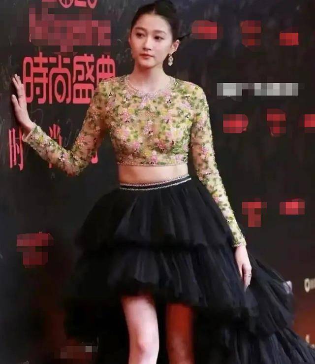 关晓彤时尚造型曝光穿高开叉长裙秀大长腿身材比例堪比超模