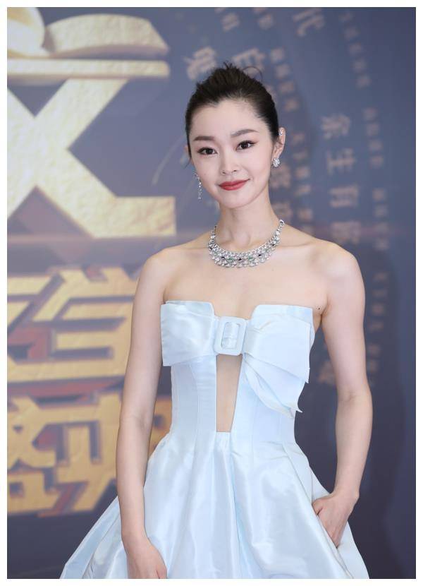 《庆余年》剧组合影宋轶气场强,穿镂空裙瘦成纸片人_在线_气质_女神