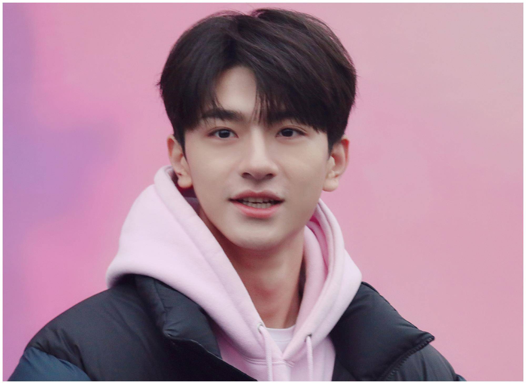 林一徐璐新剧开机粉色卫衣搭配黑色羽绒服冷到搓手