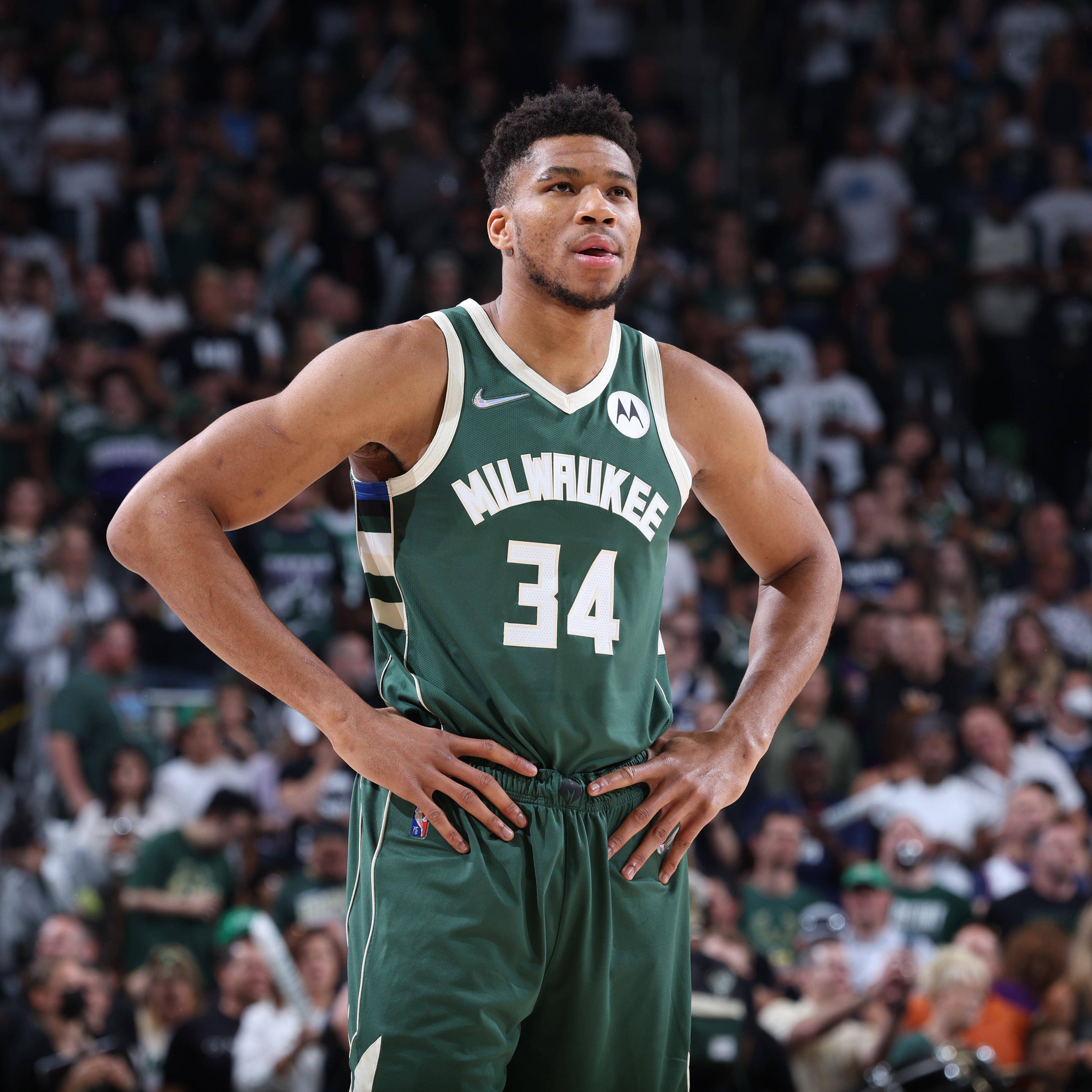 今日一战,雄鹿开场进攻不顺,字母哥先后造斯玛特,格