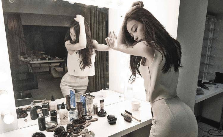 原创倪妮早期写真曝光穿无袖装站在镜子前摆拍站姿优雅身形时尚