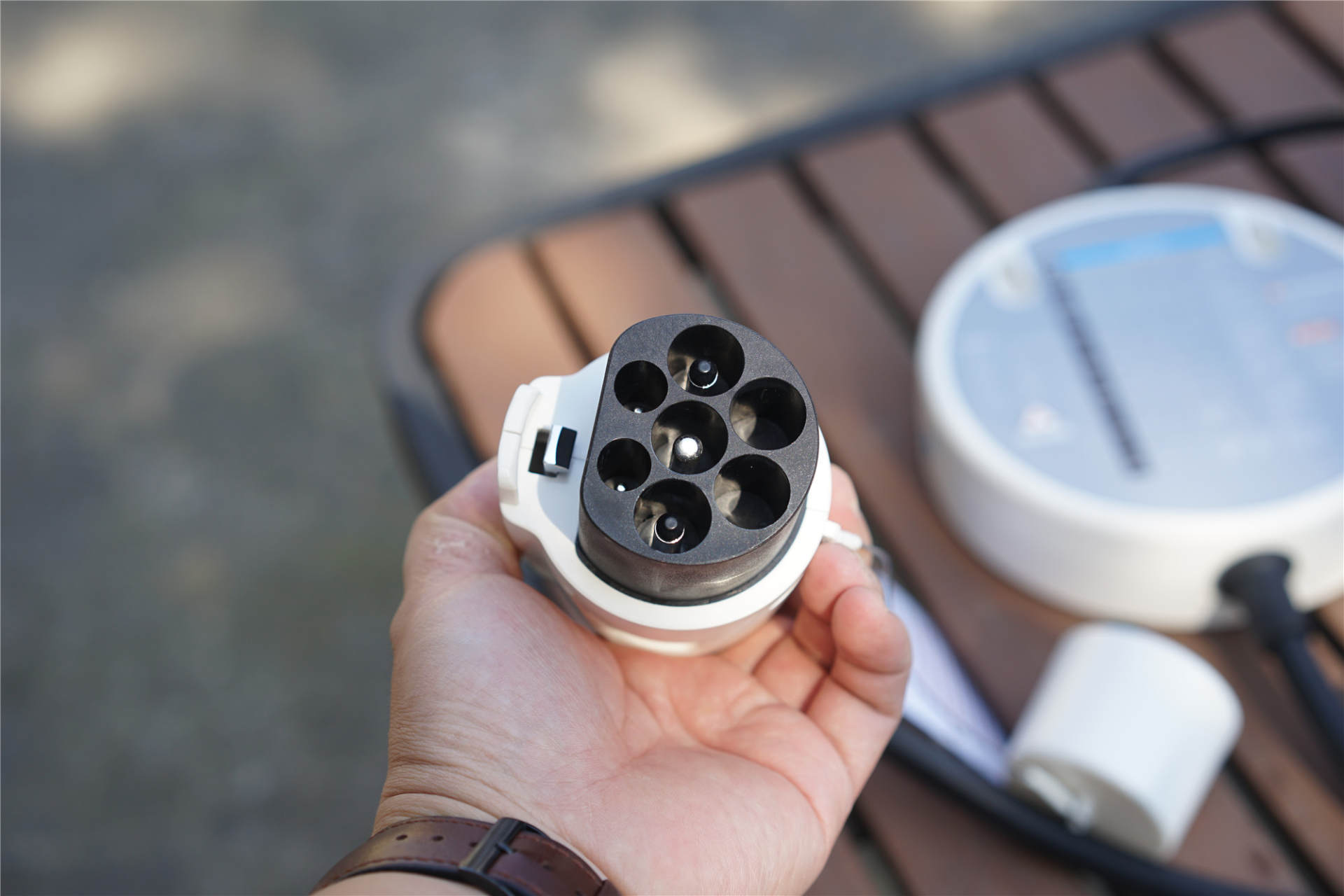 枪头上面的充电枪按键.