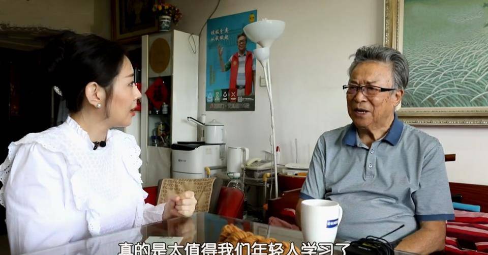 原创92岁老艺术家携妻秀恩爱住复式楼家有电梯三代同堂合照罕曝光
