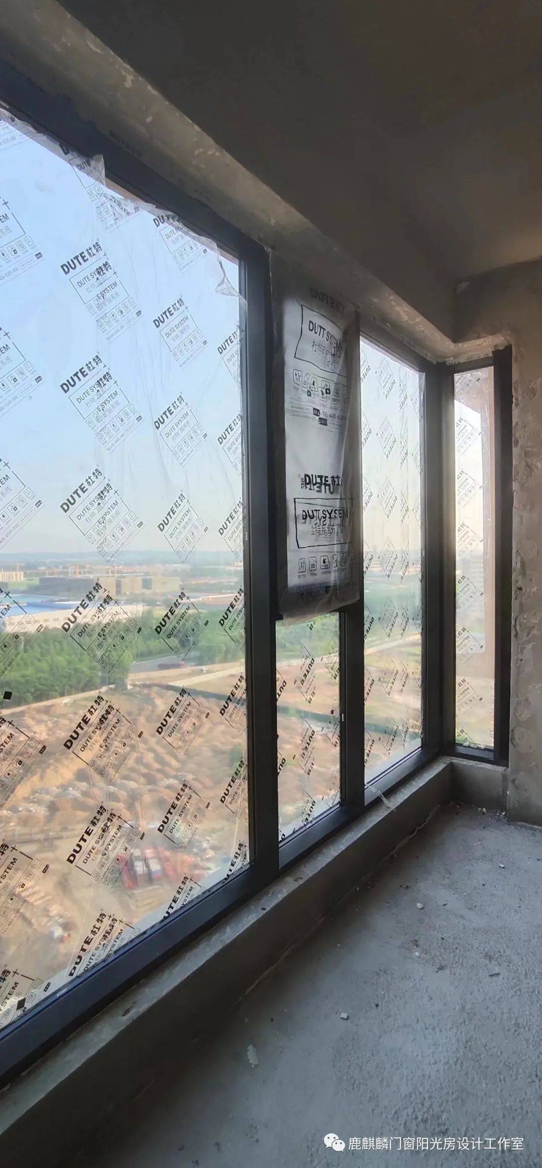 洛阳浙大科技园,南北封阳台顶层110钢纱一体系统门窗安装