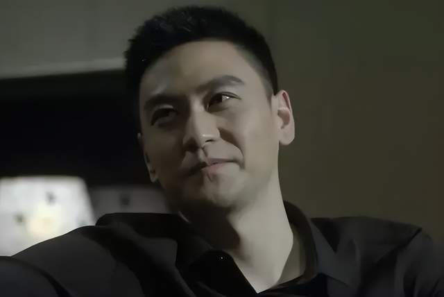 40岁男星在街边帮妈妈卖鱼,两人开破旧三轮车,蹲地上吃饼不嫌脏_李飞