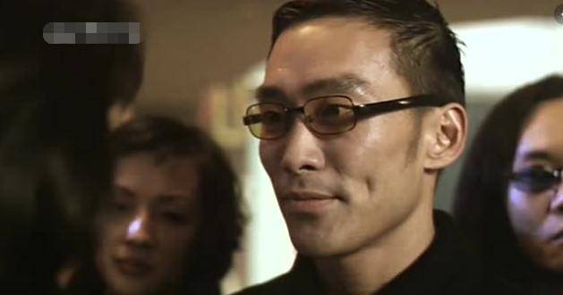 郑浩南以西装黑框眼镜造型现身,想当年他在电影中扮演古惑仔「司徒