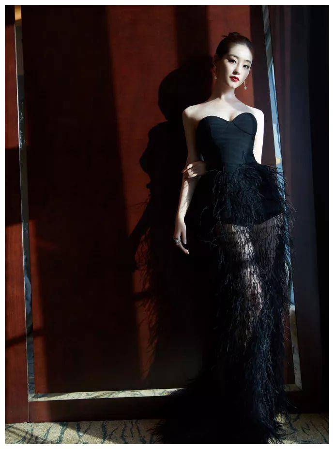 祝绪丹这礼服有点猛呀!"泳衣"披上羽毛薄纱,半透美腿更撩人