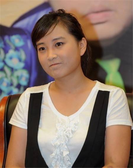 原创贾玲近照曝光180斤形似老太婆和当年简直是胖若两人