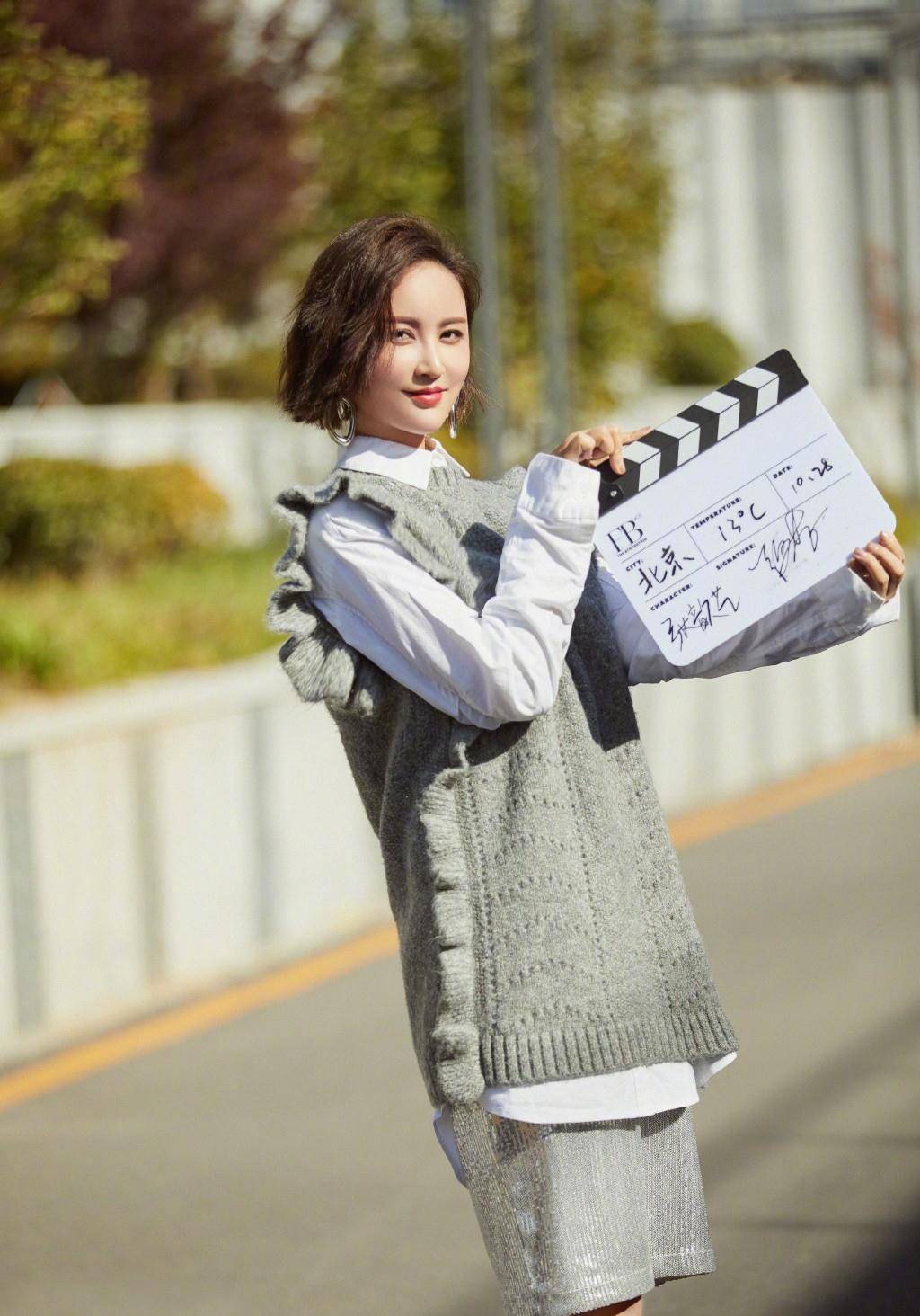 张歆艺产后瘦得太多了,针织衫配裙子娇嫩可爱,撞衫江疏影也稳赢_衬衫