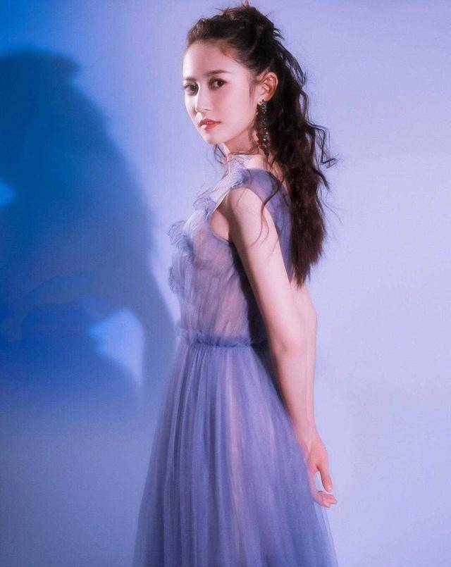 陈钰琪穿薄纱连衣裙,穿在身上仙气四溢,同时也彰显了甜美的气质_蓝色