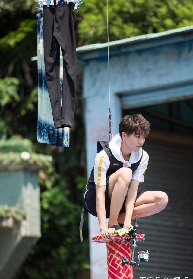 王俊凯笑起来像多动症,总忍不住旋转跳跃,十分可爱_进行_运动_项目