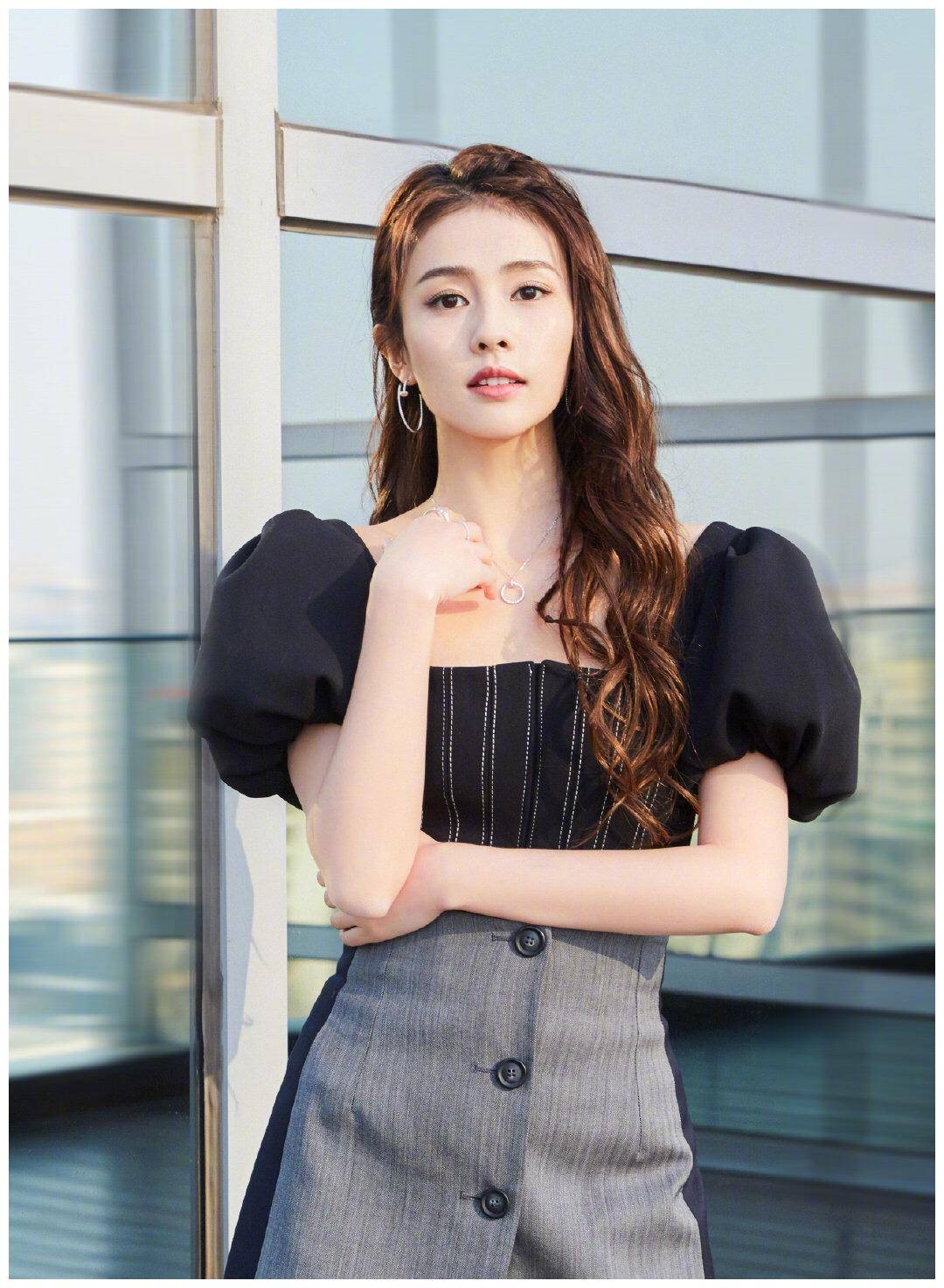 原创白鹿穿粉色毛绒睡衣扎灯笼辫秒变甜美元气少女