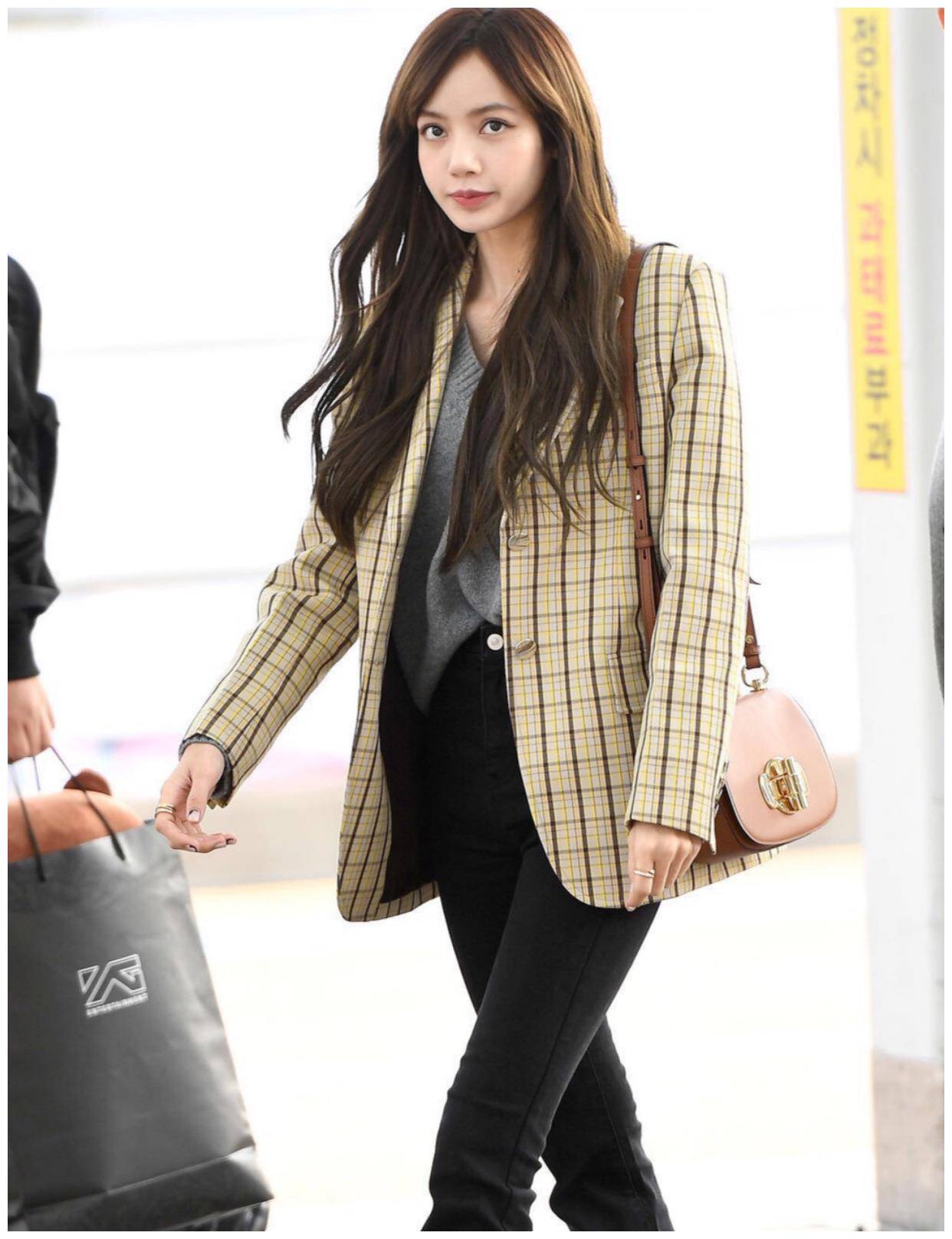 lisa现身机场,穿针织百褶裙青春又活力,这"人间甜豆"真绝!