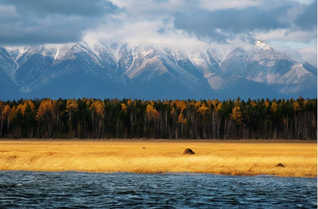 全球最“恐怖”湖水，在俄罗斯湖面清澈透明，湖底却令人害怕