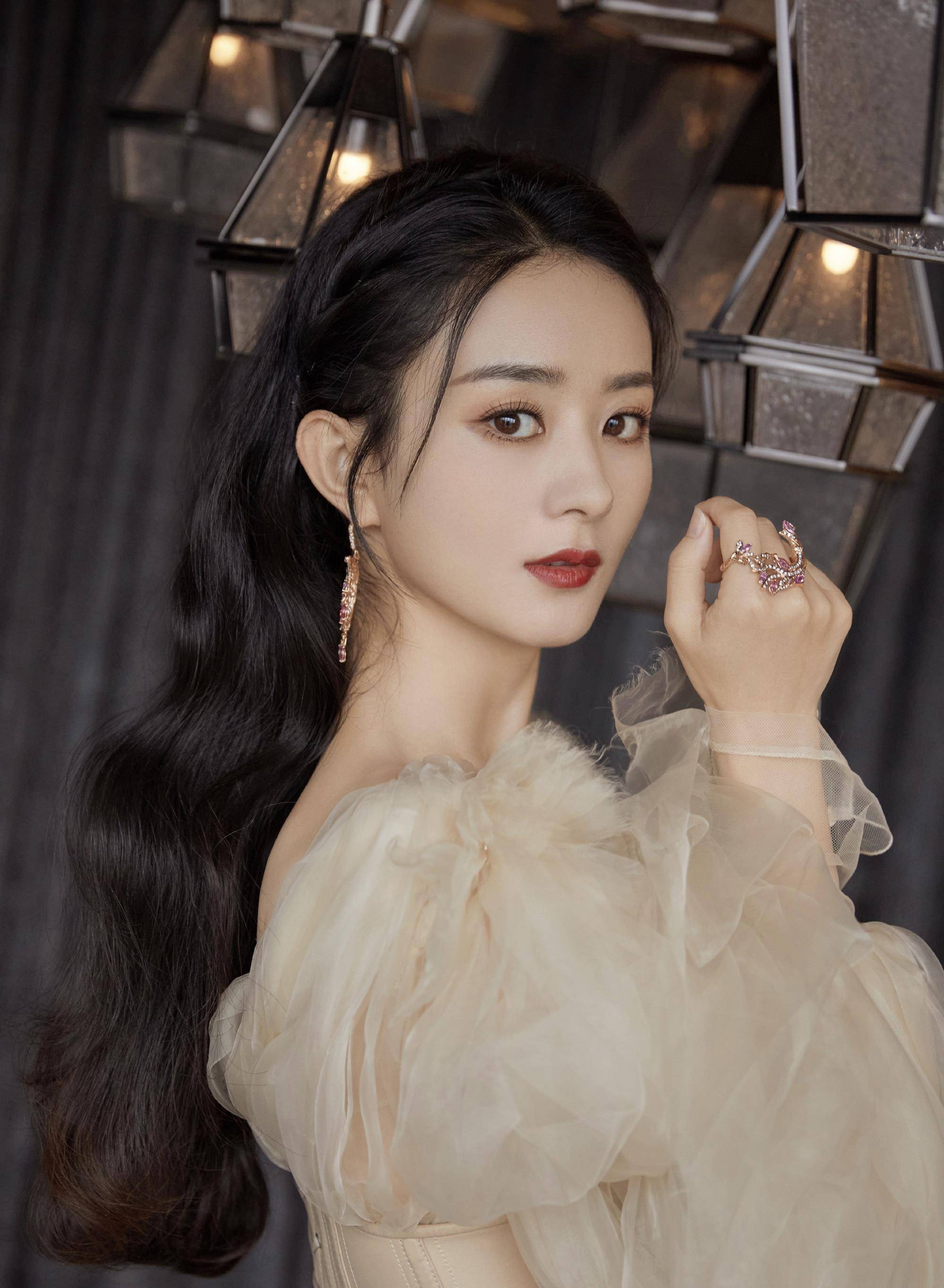 原创赵丽颖一身国产高定礼服吸人眼球用行动支持国货她不红谁红