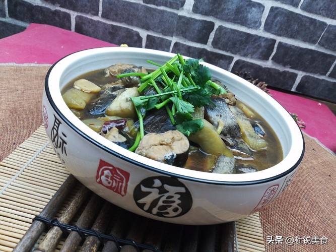 鯰魚燉茄子是東北四大燉之一,是東北地區特色名菜經典,屬東北菜系.