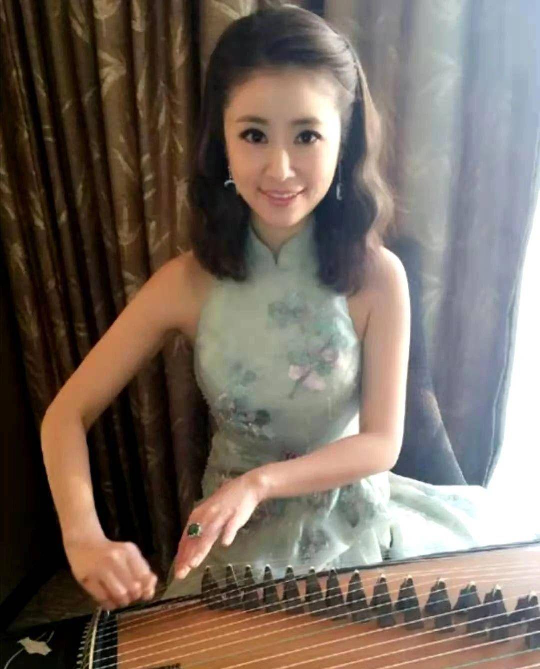 原创林心如身材好气质出众身穿修身旗袍美到惊艳女人味藏不住