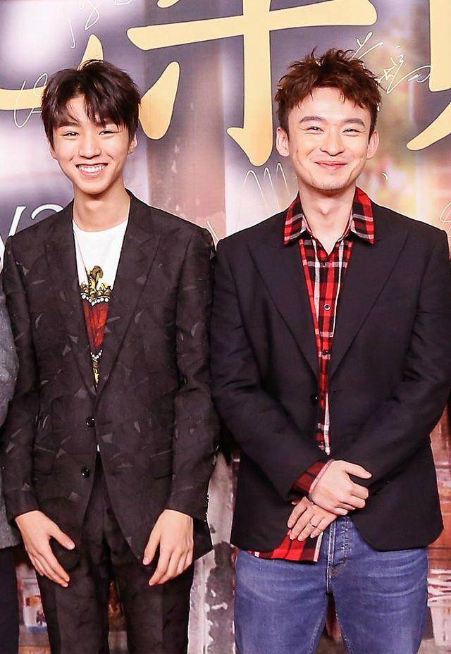 迪丽热巴穿黑裙妩媚撩发,与王俊凯董子健同台却被"孤立"无交流_活动