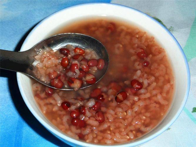 紅棗和紅糖,都是補氣血的食材,對抗寒冷有好處._紅豆_早餐_清水