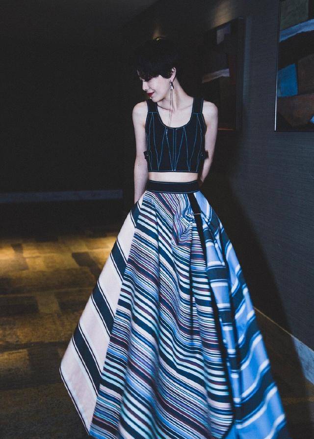 郭采洁烫了个港风小卷发,满满复古气息,网友:连衣品都上升了!