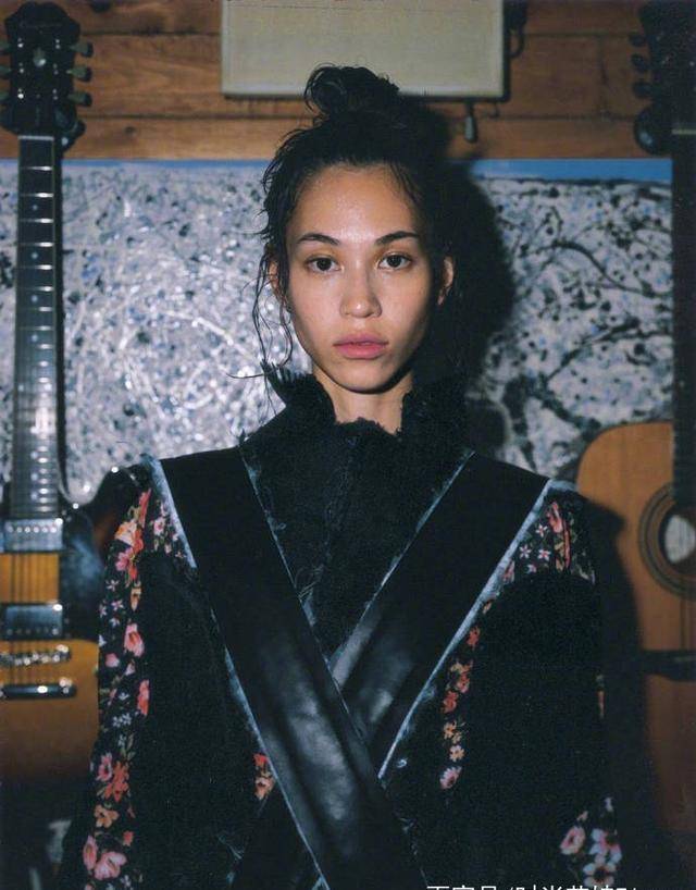 28岁水原希子真靓 日版秋冬刊穿怪异服装 这打扮没她真hold不住 衣品 造型 个性