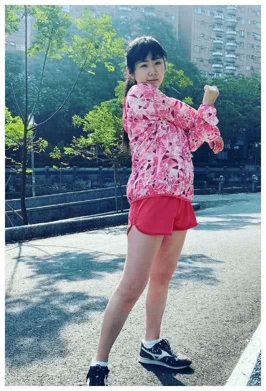 福原爱离婚后减肥变漂亮,40岁穿白t还有少女气质,看不出年龄!