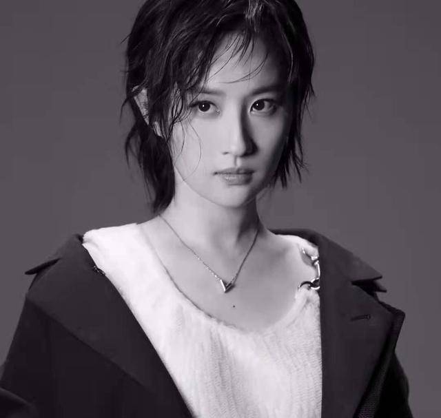 原创刘亦菲晒和陈漫合影为拍杂志剪短发片场生图意外曝光