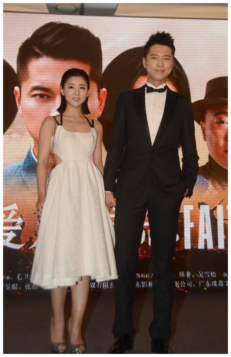 原创李小萌身材真丰满身穿白色吊带连衣裙性感高级美得太出众