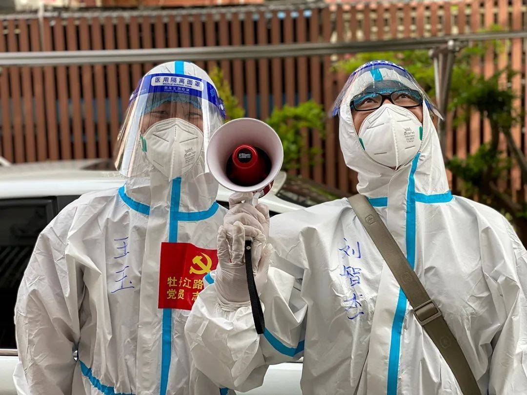 疫起作战宝山这群大白小蓝在社区抗疫前线留下忙碌的身影