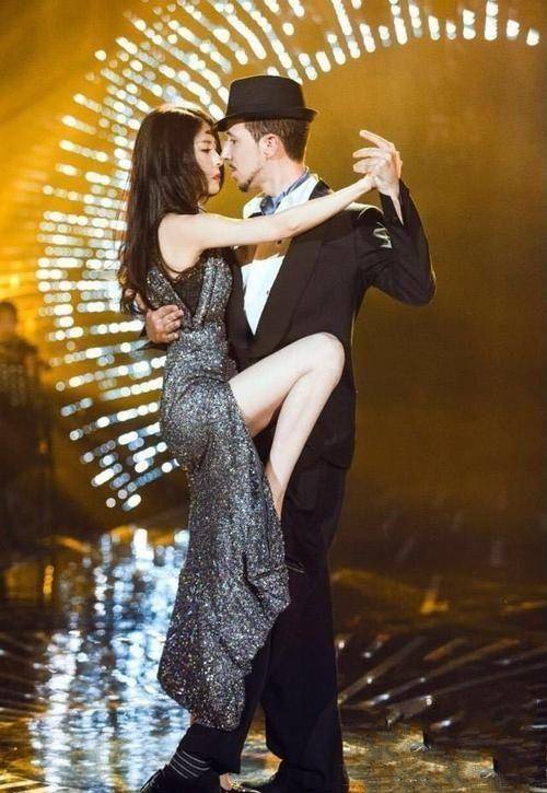 原创张碧晨造型曝光黑色的薄纱短裙露出一双白美的竹竿腿瘦得皮包骨了