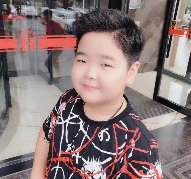 原创因乡村爱情走红的曹桐睿8岁赚百万养活一家今却被网友嫌弃